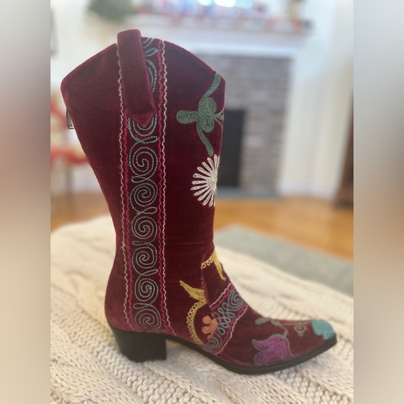 Gorgeous embroidered cowboy boots. - Picture 6 of 9